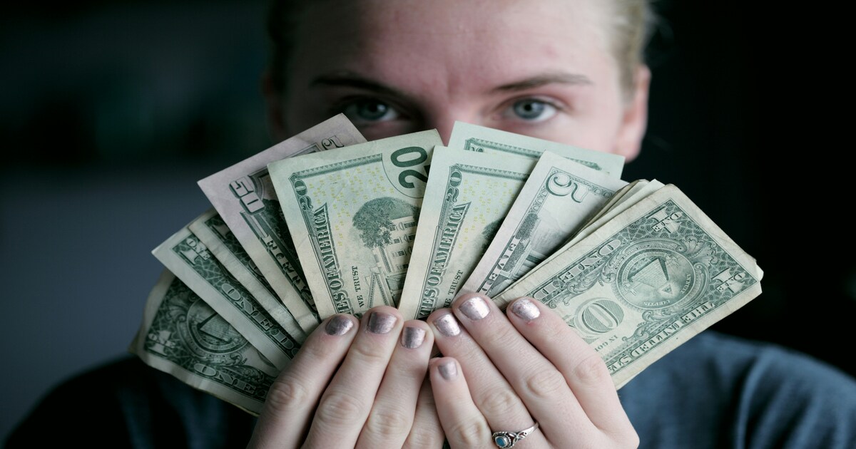 Read more about the article Mindful Spending: How Financial Habits Affect Mental Clarity?