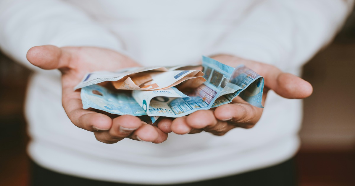 You are currently viewing How to Save Money: The Ultimate Guide to Living the Dream (Without Going Broke)